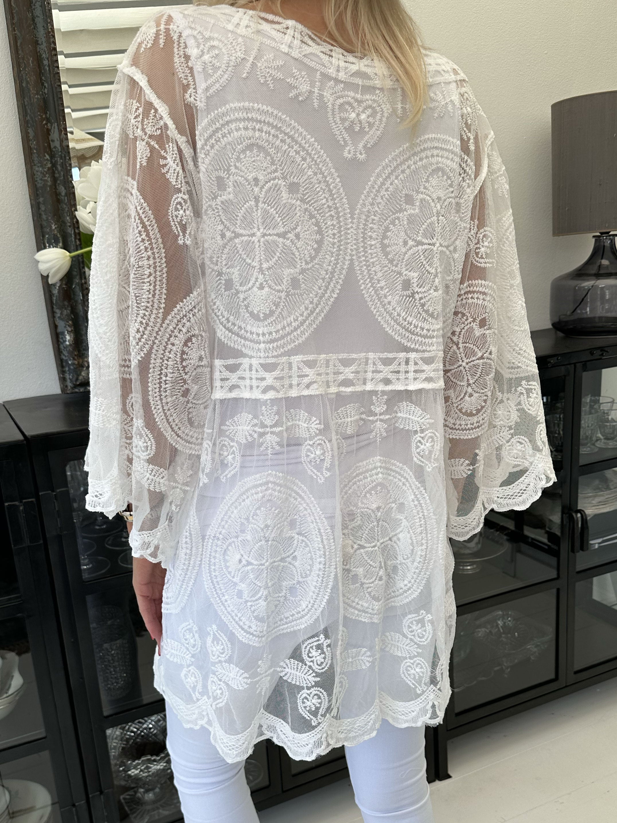 Tessa - Söt semi-transparent spetstunika